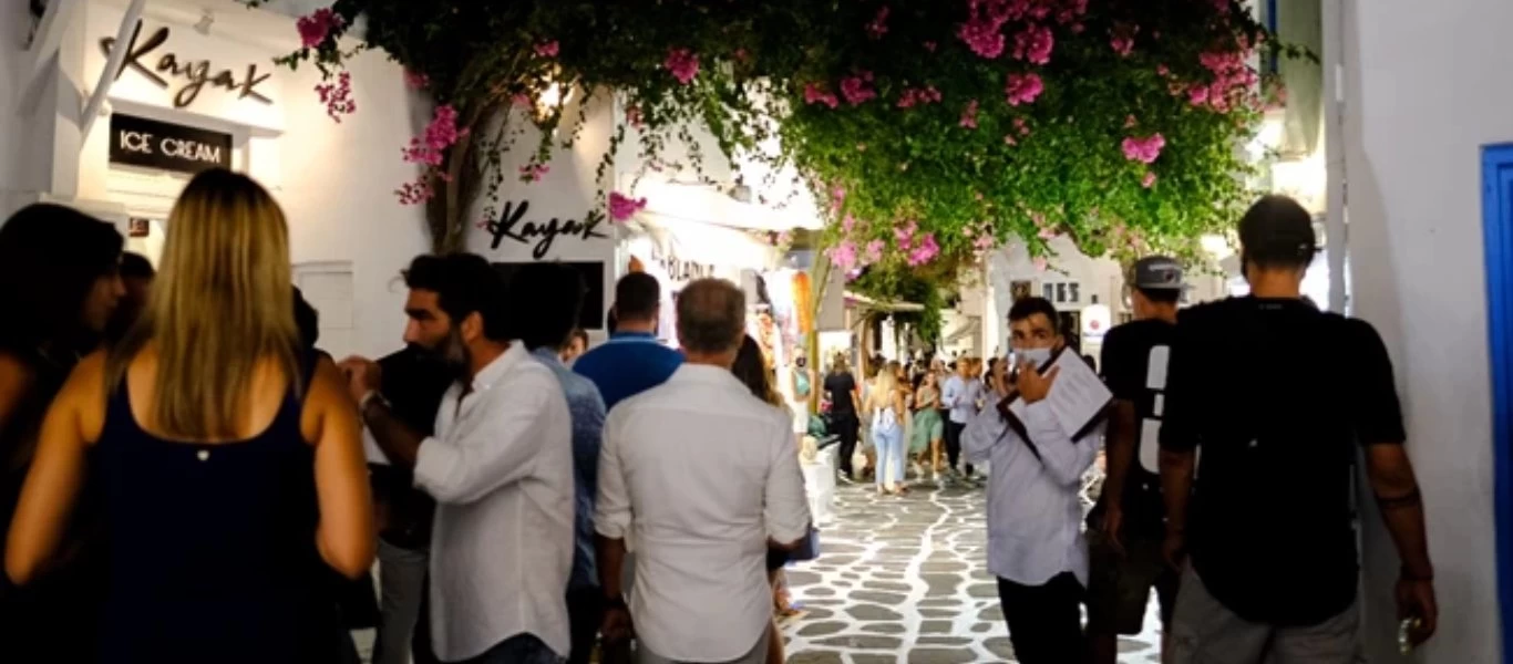 Γέμισε και πάλι η Μύκονος - Πλήθος κόσμου συγκεντρώθηκε στα Ματογιάννια (βίντεο)